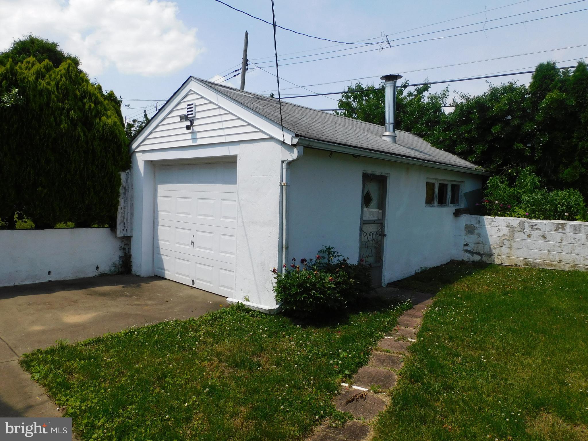 723 Charette Road Philadelphia, PA 19115 - Photo 4 of 25 Detached garage