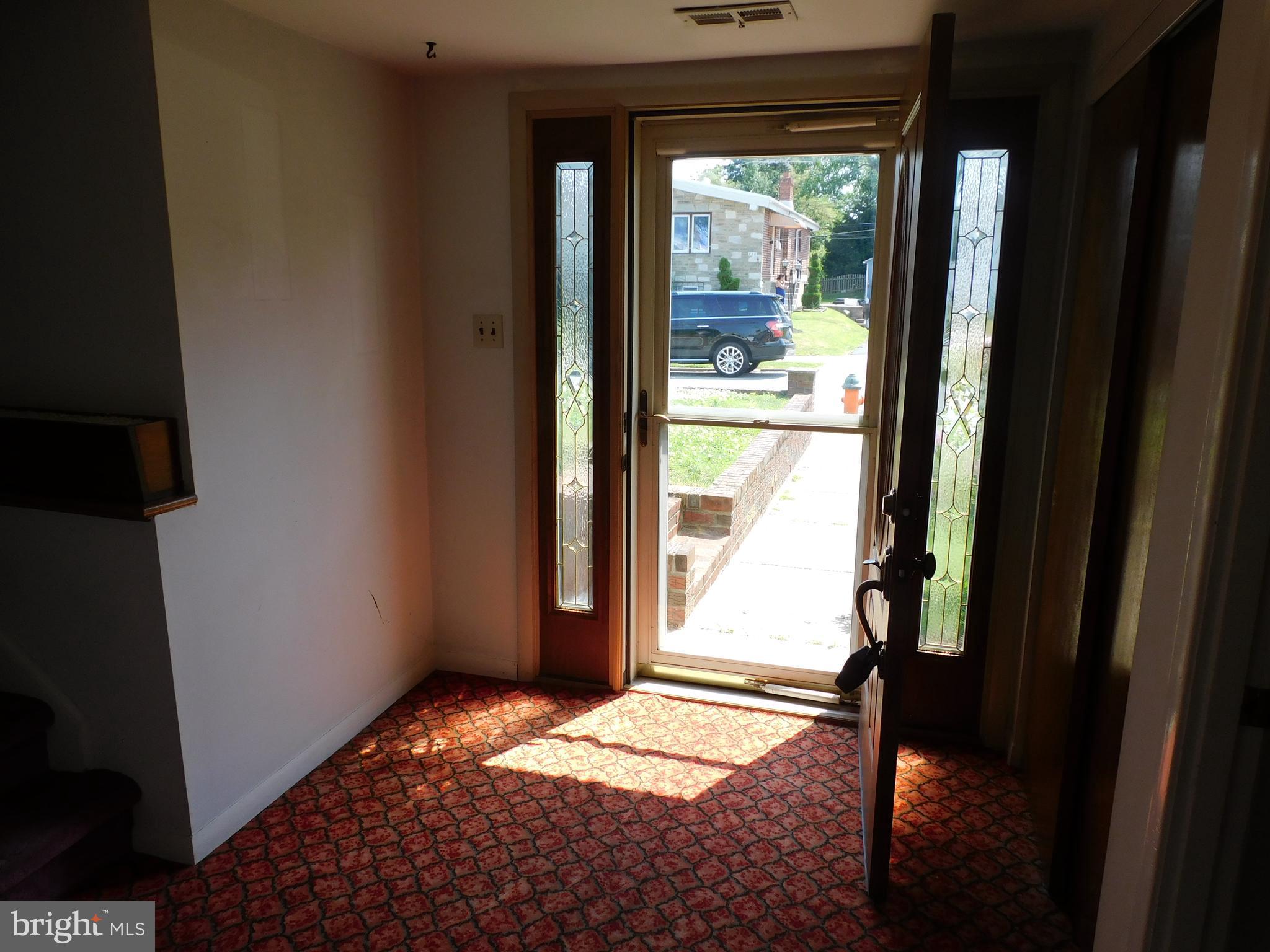 723 Charette Road Philadelphia, PA 19115 - Photo 7 of 25 Entry foyer