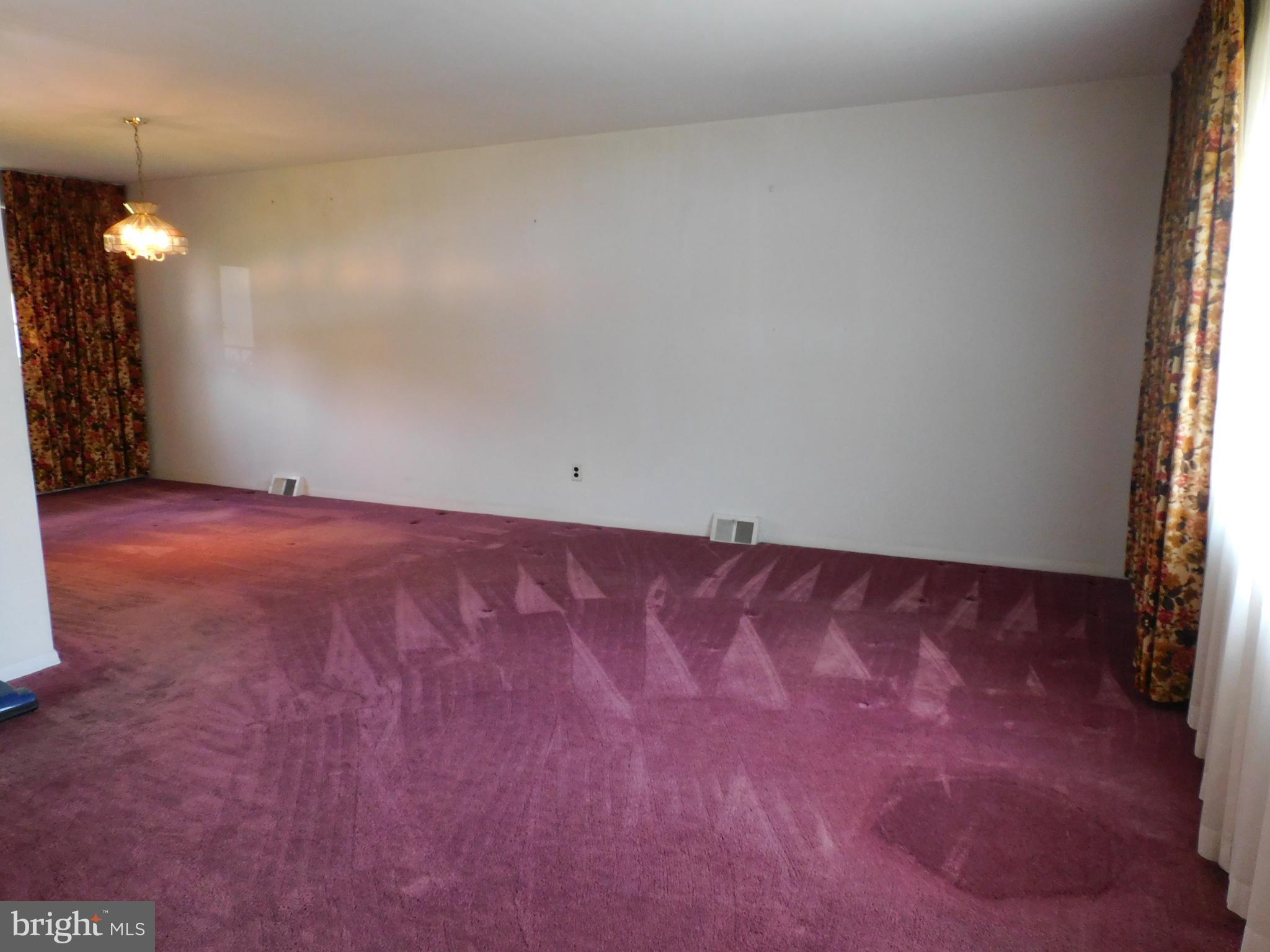 723 Charette Road Philadelphia, PA 19115 - Photo 9 of 25 Lar5ge living room