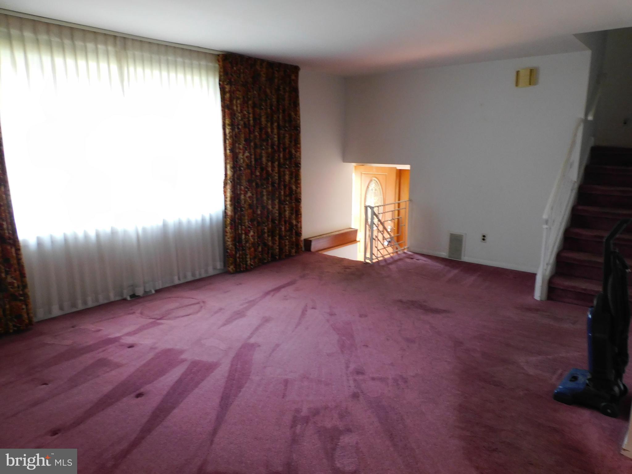 723 Charette Road Philadelphia, PA 19115 - Photo 10 of 25 Large living room