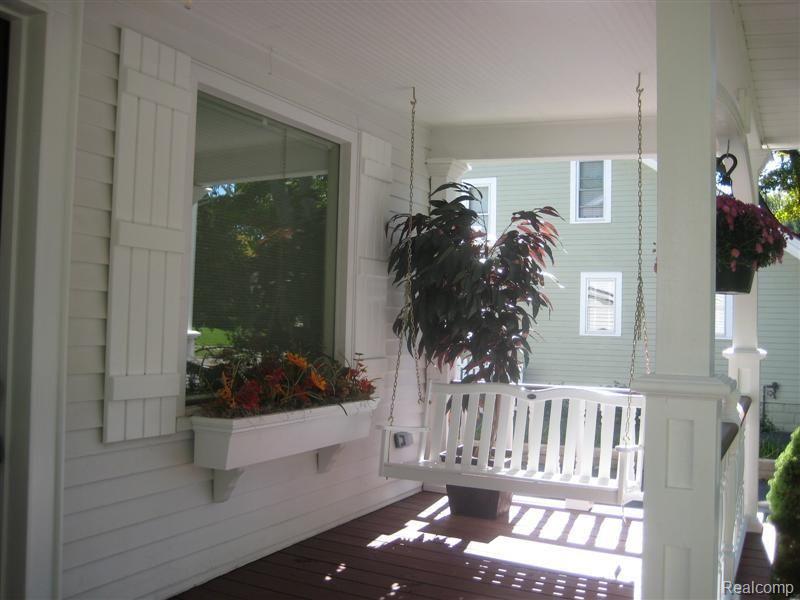 742 Ludlow Avenue Rochester, MI 48307 - Photo 5 of 25 Porch Swing
