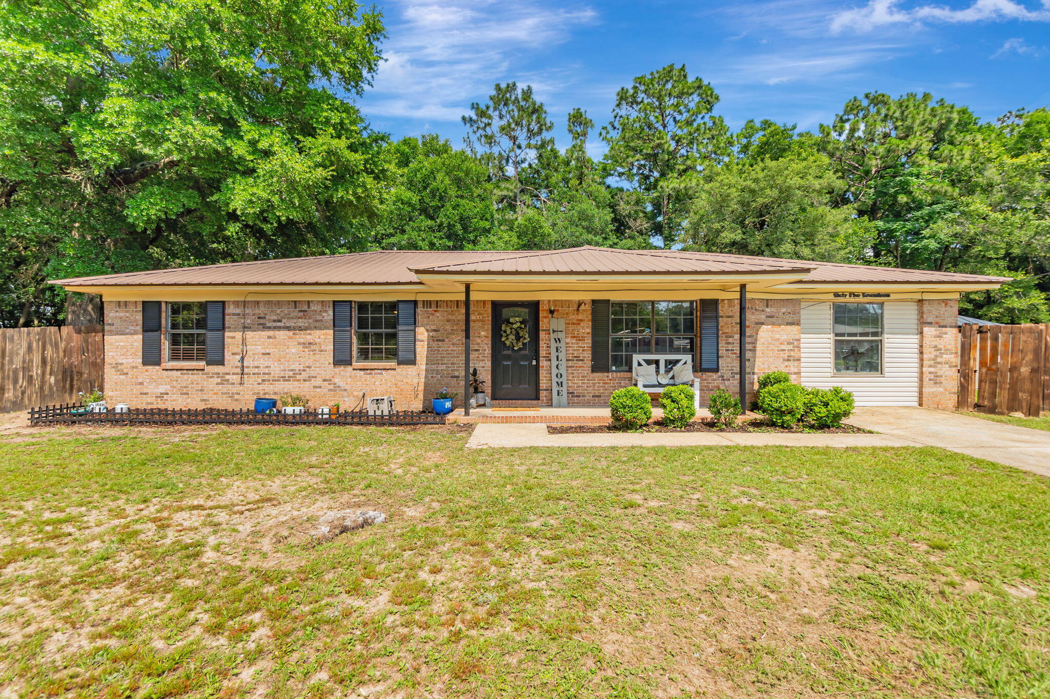 6517 Kennington Circle Milton, FL 32570 - Photo 5 of 37 a view of a house with backyard and sitting area