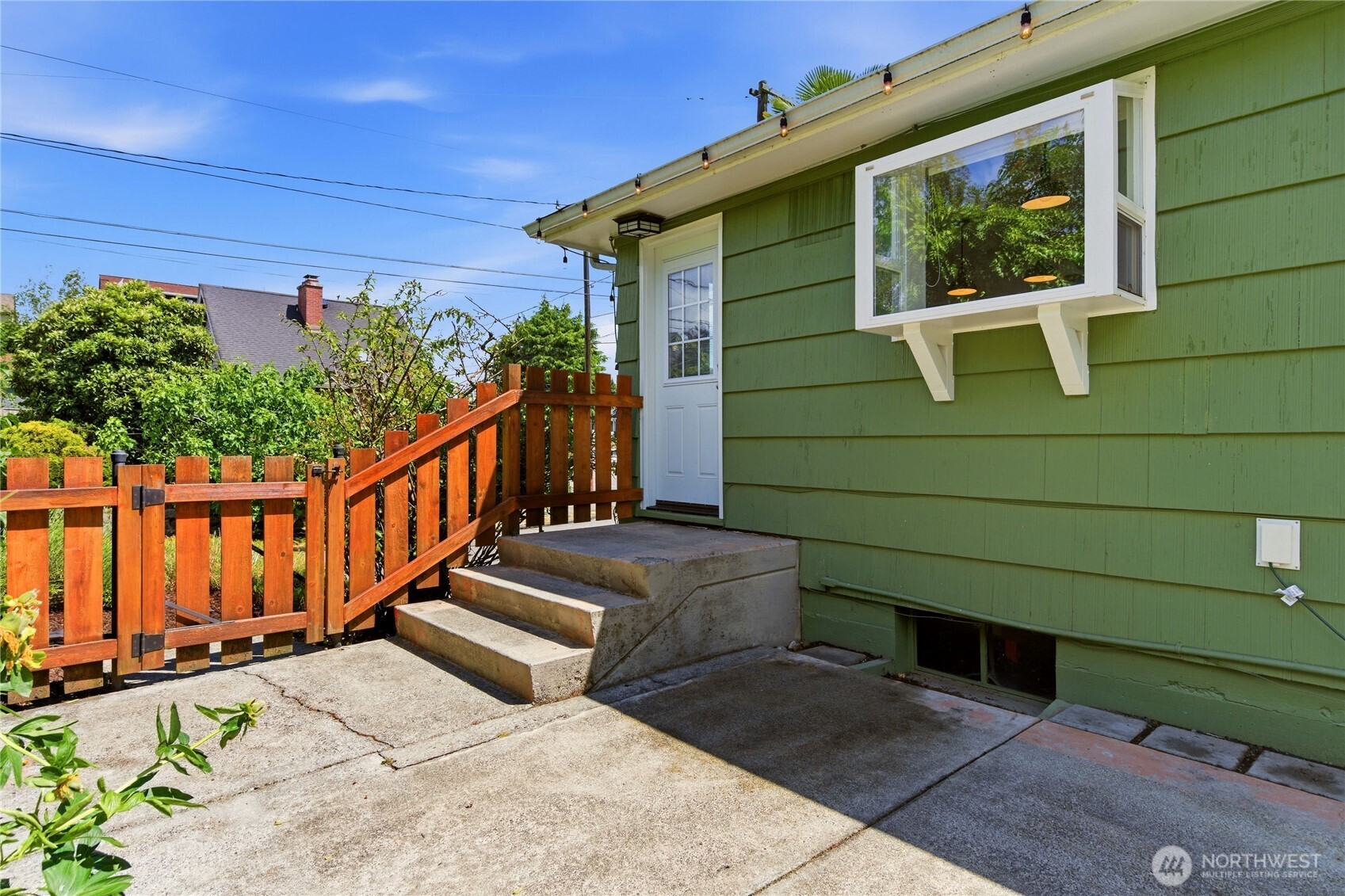 6825 Linden Avenue North Seattle, WA 98103 - Photo 32 of 40