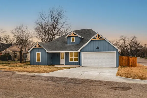 $514,000 | 621 Oaklawn Drive, River Oaks, TX 76114