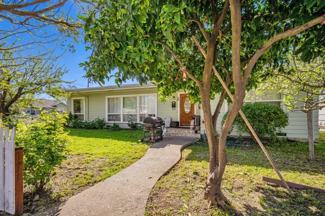 a view of a house with backyard
