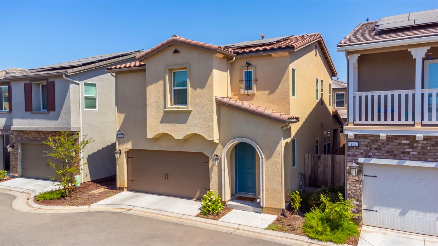915 Winchell Way West Madera, CA 93636 - Photo 2 of 36 a front view of a house with garden