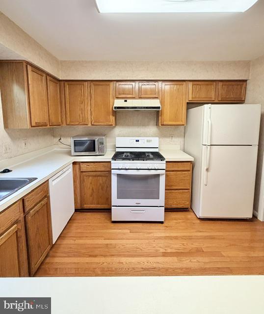 45572 Whitcomb Square Sterling, VA 20166 - Photo 6 of 32 Bright and inviting kitchen space.