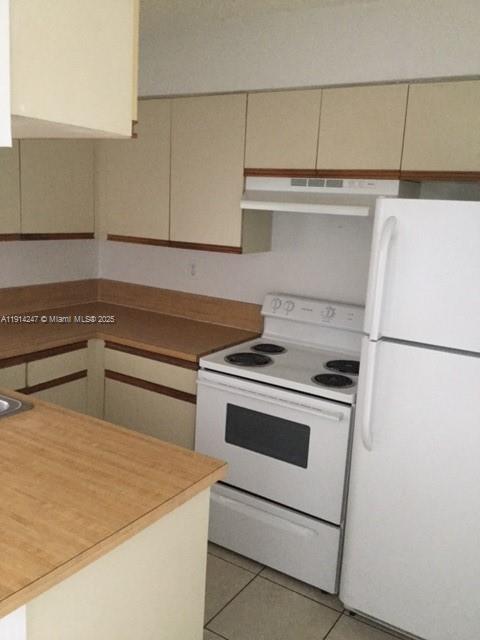 a kitchen with a stove and a refrigerator