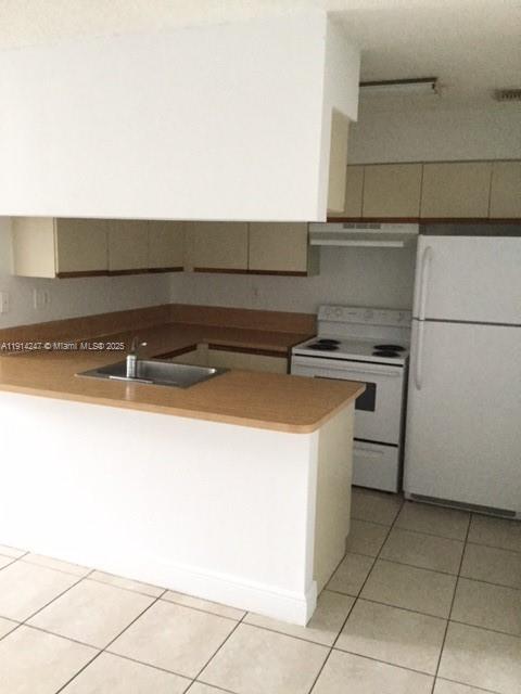 17580 Northwest 67th Place, Unit F1 Hialeah, FL 33015 - Photo 2 of 14 a utility room with washer and dryer