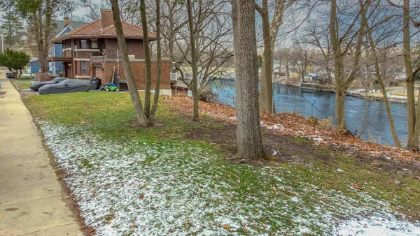 $23,900 | 750 North Riverside Drive, Elkhart, IN 46514