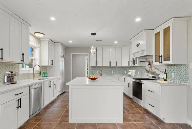 $450,000 | 119 Country Lane, Lake Charles, LA 70607