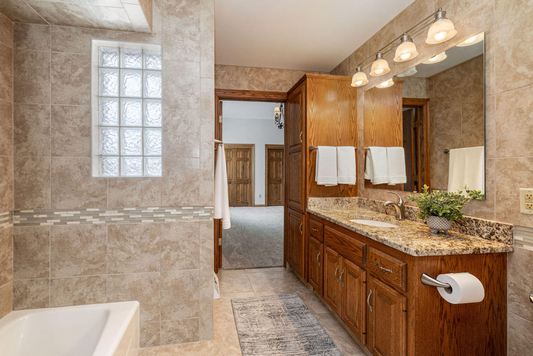 9500 North Valley Hill Road River Hills, WI 53217 - Photo 22 of 35 Jack and Jill Bath II