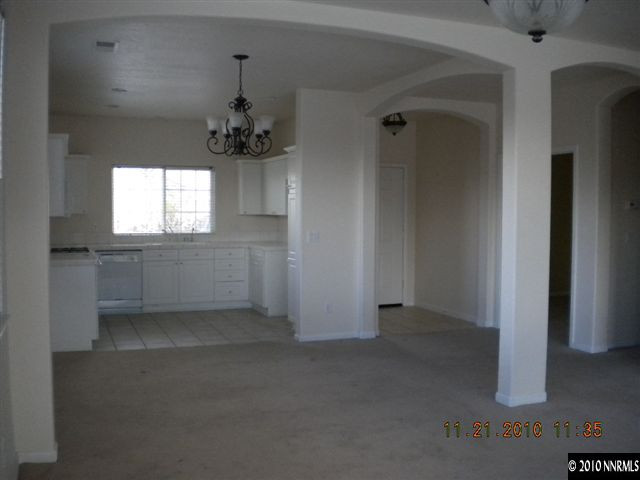 1764 Trek Trail Reno, NV 89521 - Photo 5 of 11 en empty room with windows and cabinet