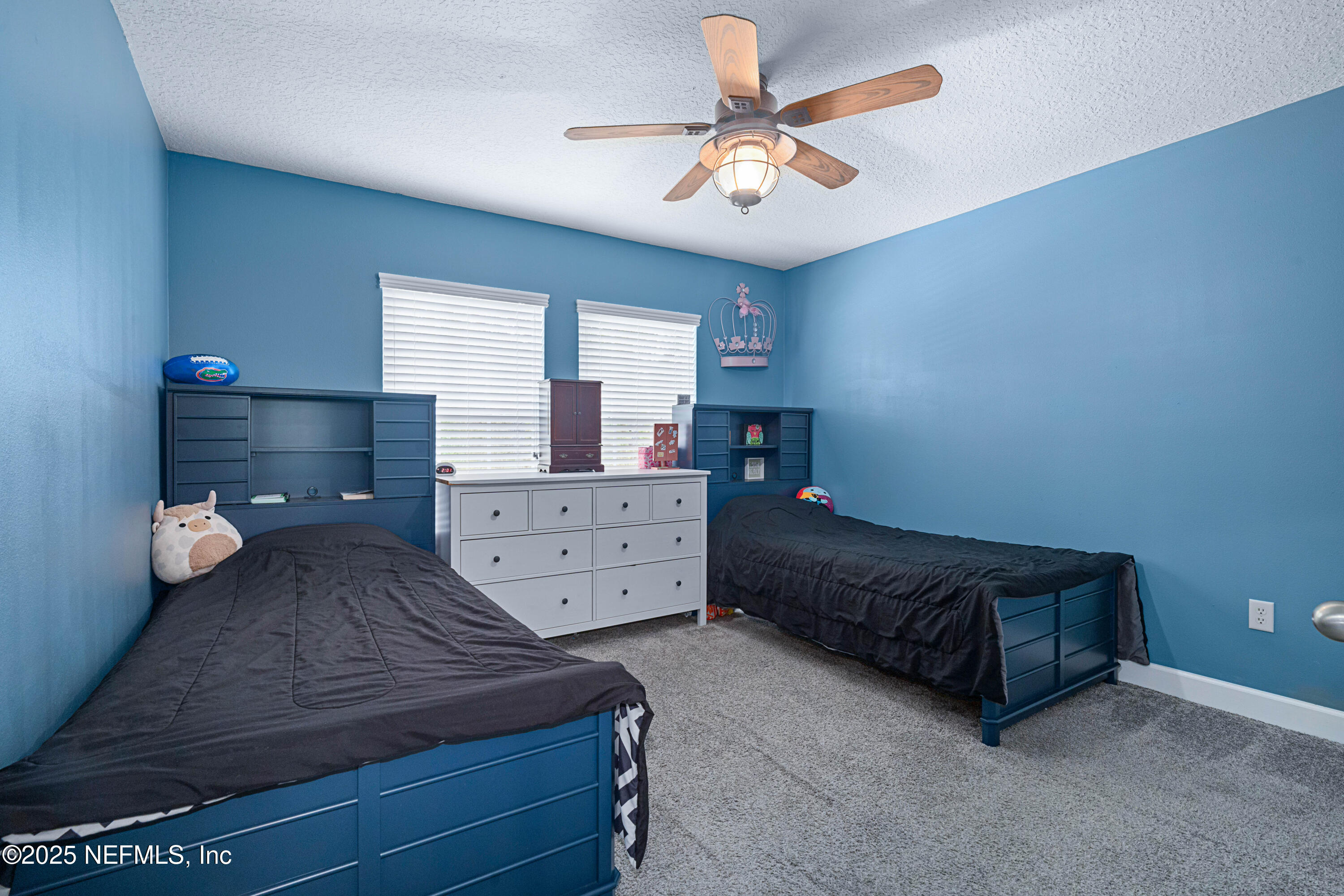 201 North Saxxon Road St. Augustine, FL 32092 - Photo 23 of 42 a living room with furniture