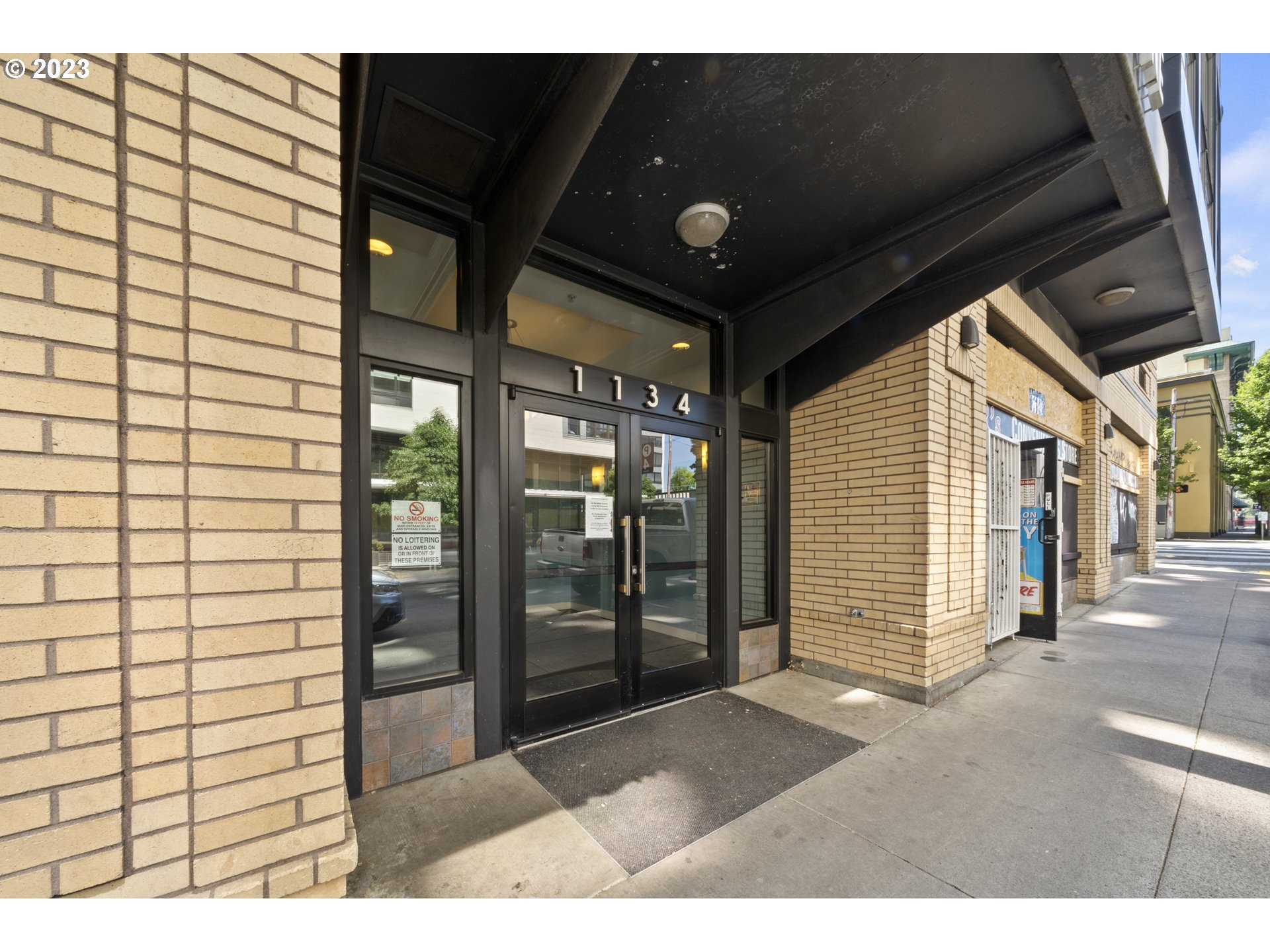 1134 Southwest Jefferson Street, Unit 405 Portland, OR 97201 - Photo 21 of 28 a living room with a large window