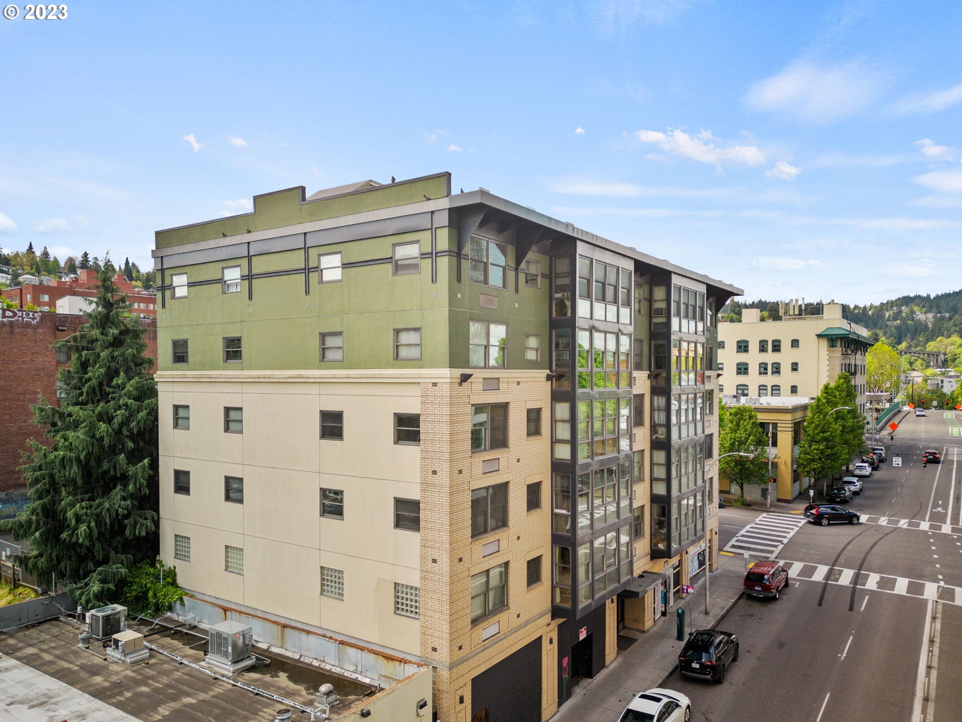 1134 Southwest Jefferson Street, Unit 405 Portland, OR 97201 - Photo 26 of 28 a front view of a building