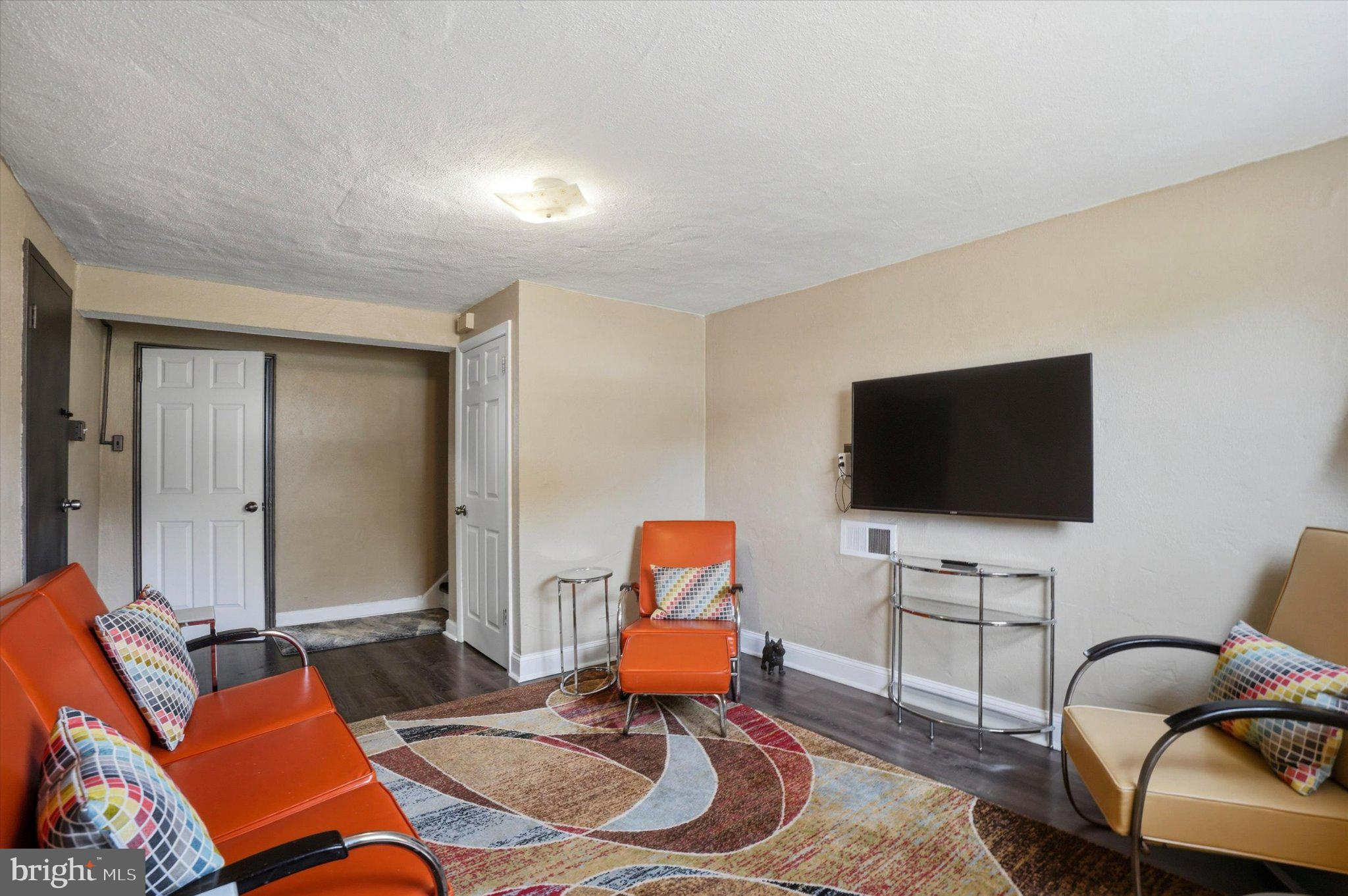 308 Lewis Road Springfield, PA 19064 - Photo 23 of 34 Charming living space with vibrant accents.