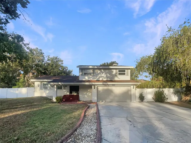 a view of a house with a yard