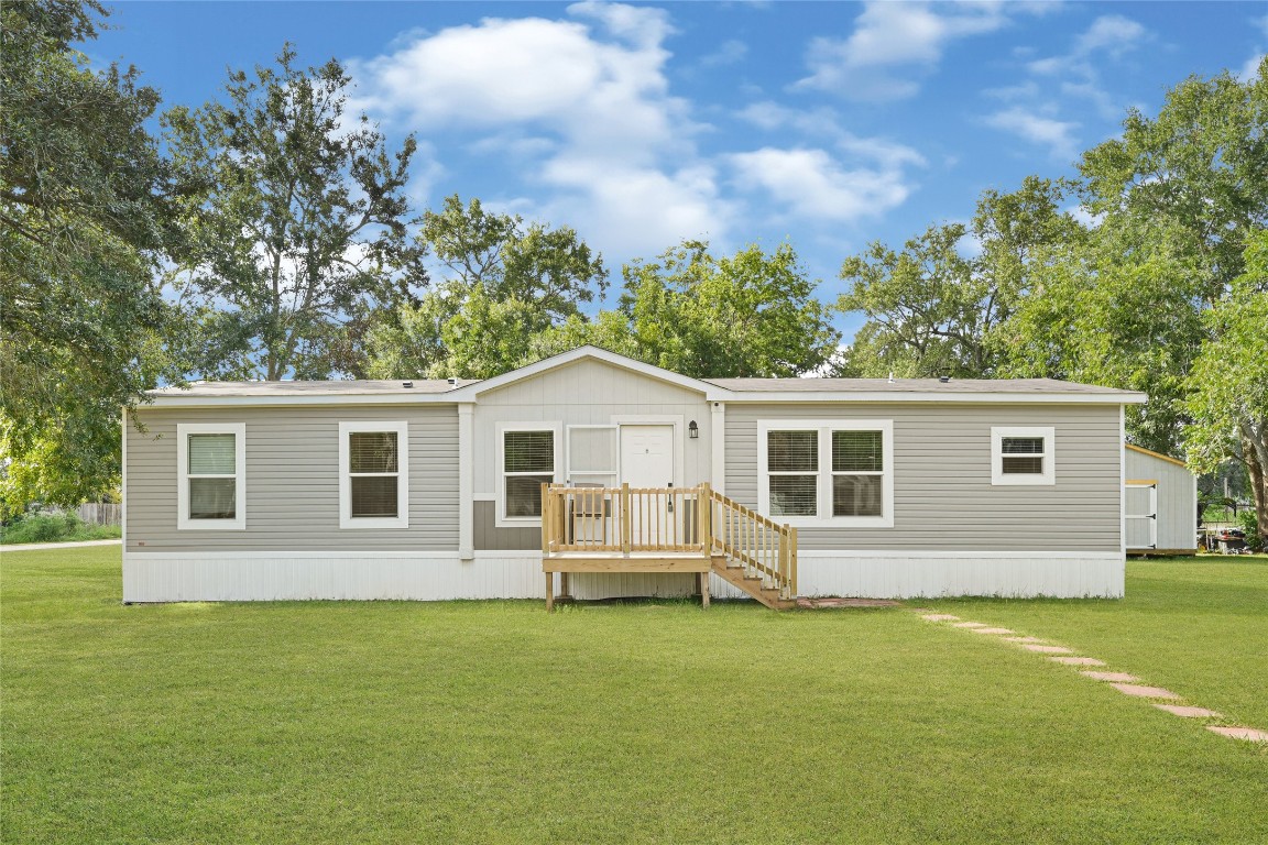 718 Main Street Anahuac, TX 77514 - Photo 24 of 26 a house with outdoor space