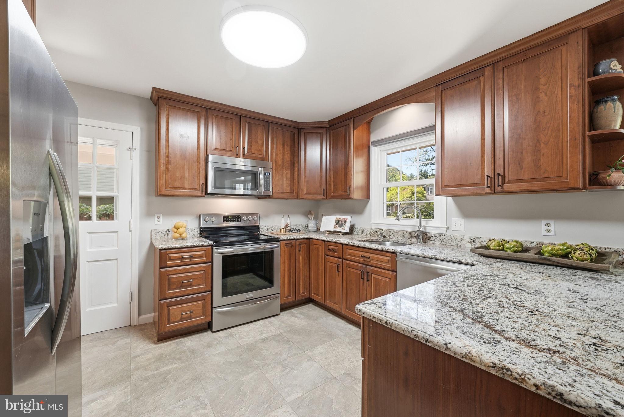 2327 Riviera Drive Vienna, VA 22181 - Photo 4 of 42 Updated Kitchen