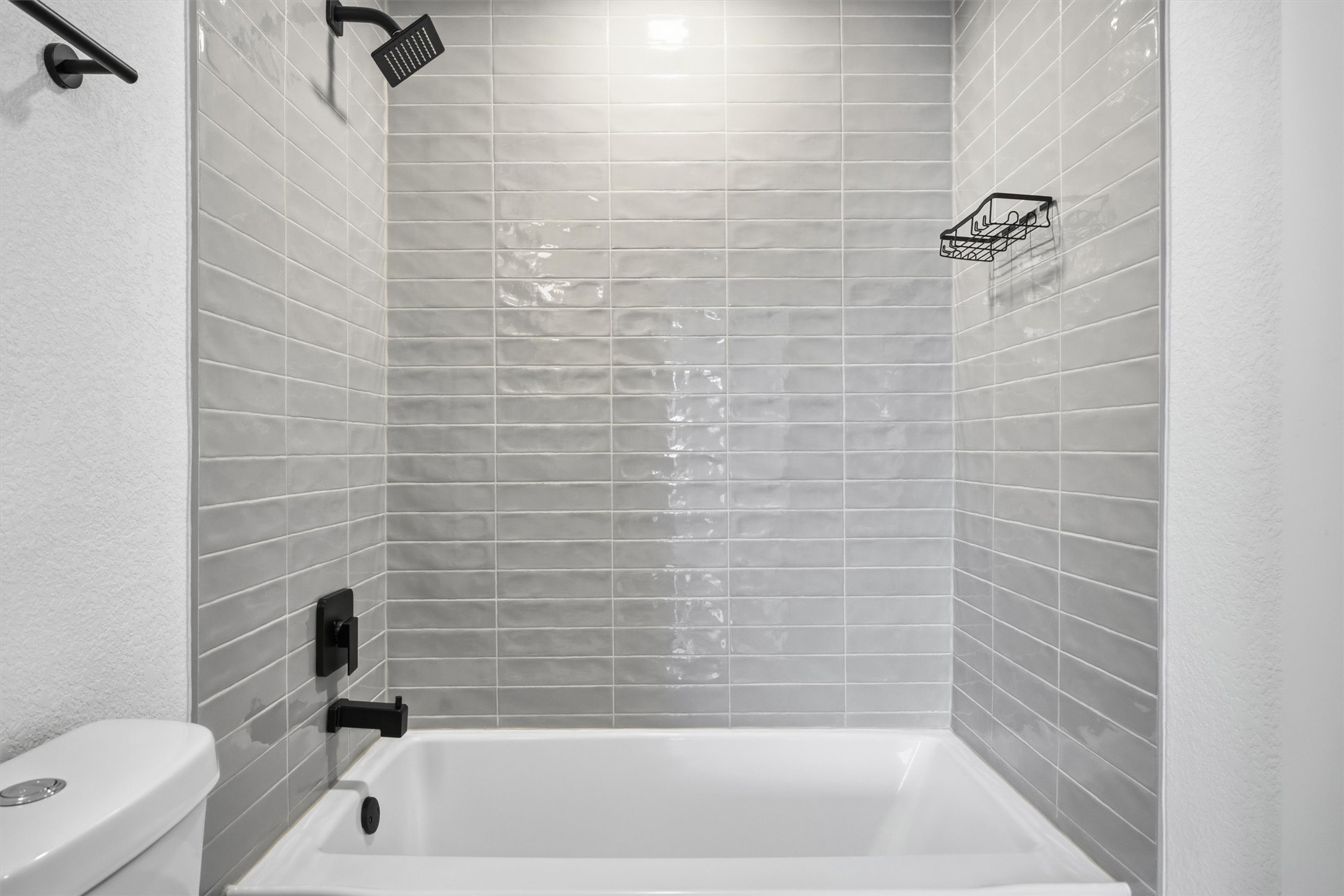 6708 Panda Royle Drive Del Valle, TX 78617 - Photo 28 of 40 a bathroom with a bathtub and a toilet