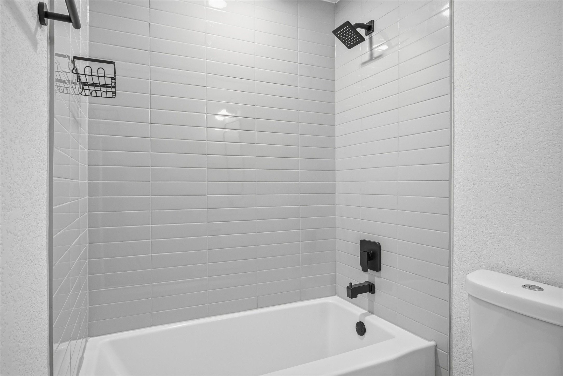 6708 Panda Royle Drive Del Valle, TX 78617 - Photo 30 of 40 a bathroom with a bathtub