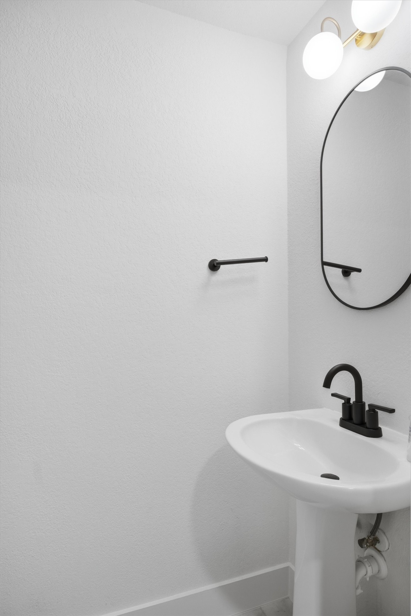 6708 Panda Royle Drive Del Valle, TX 78617 - Photo 4 of 40 a bathroom with a sink and mirror