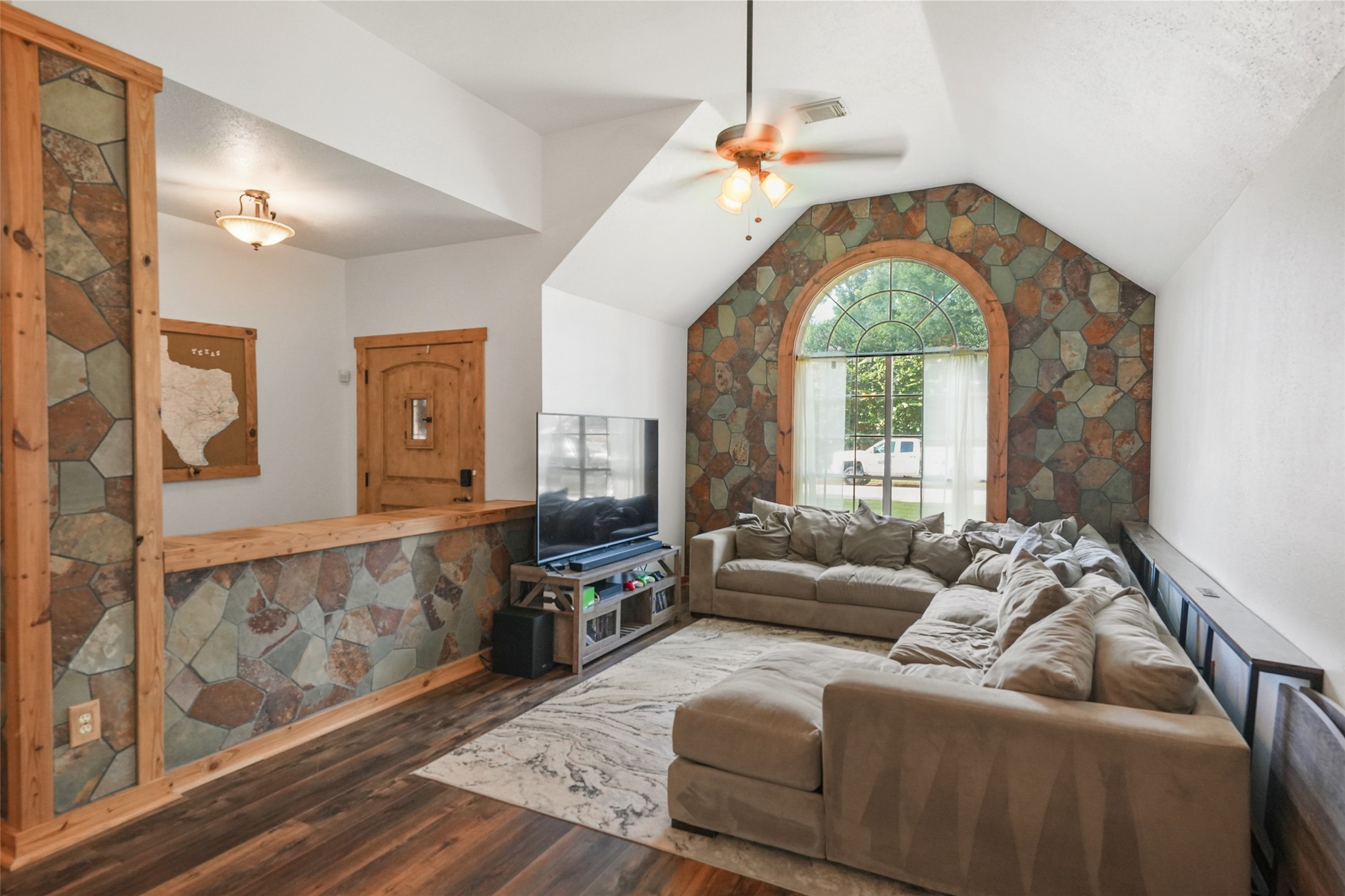 929 North Rivershire Drive Conroe, TX 77304 - Photo 6 of 36