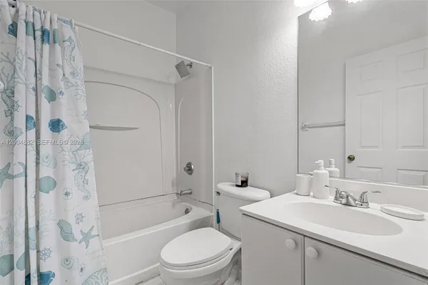 $2,400 | 6962 Northwest 179th Street, Unit 201, Hialeah, FL 33015