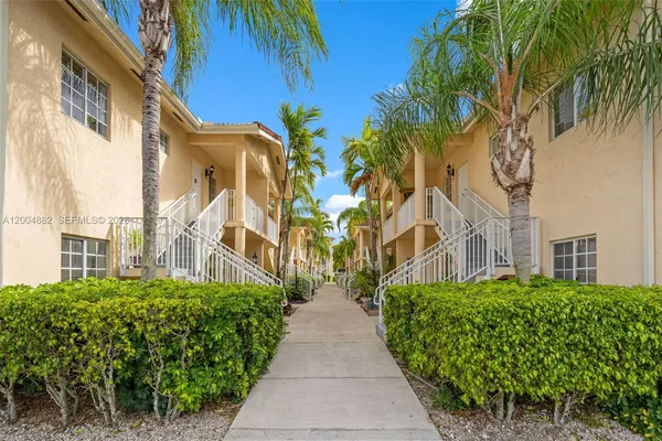 $2,400 | 6962 Northwest 179th Street, Unit 201, Hialeah, FL 33015