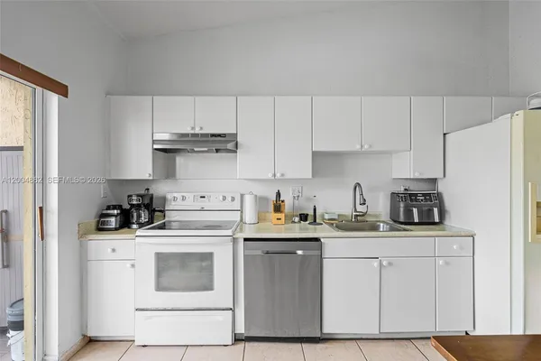 $2,400 | 6962 Northwest 179th Street, Unit 201, Hialeah, FL 33015