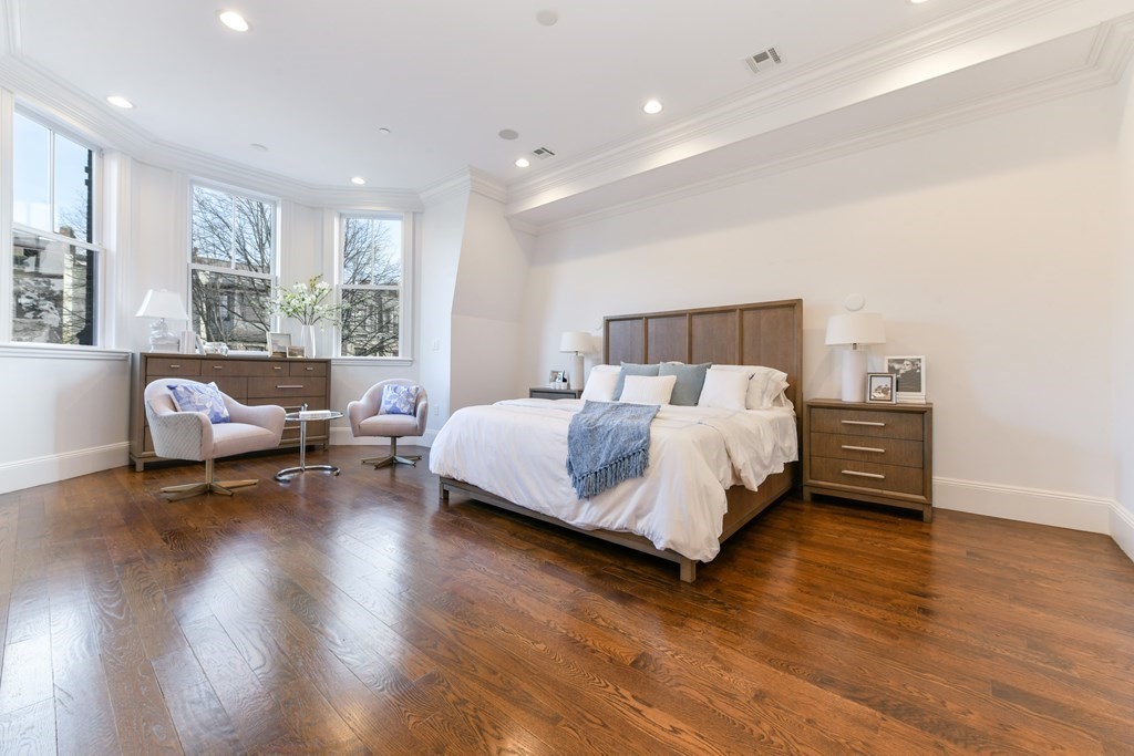 361 Beacon Street, Unit 3 Boston, MA 02116 - Photo 15 of 23 a bedroom with a bed and a couch