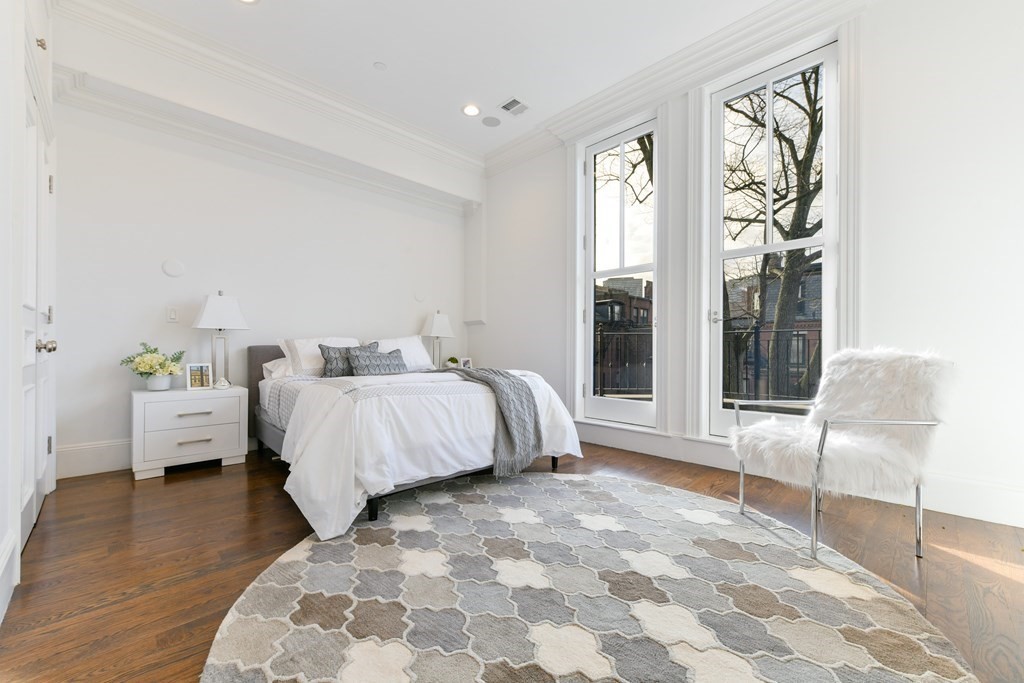 361 Beacon Street, Unit 3 Boston, MA 02116 - Photo 18 of 23 a spacious bedroom with a bed and wooden floor