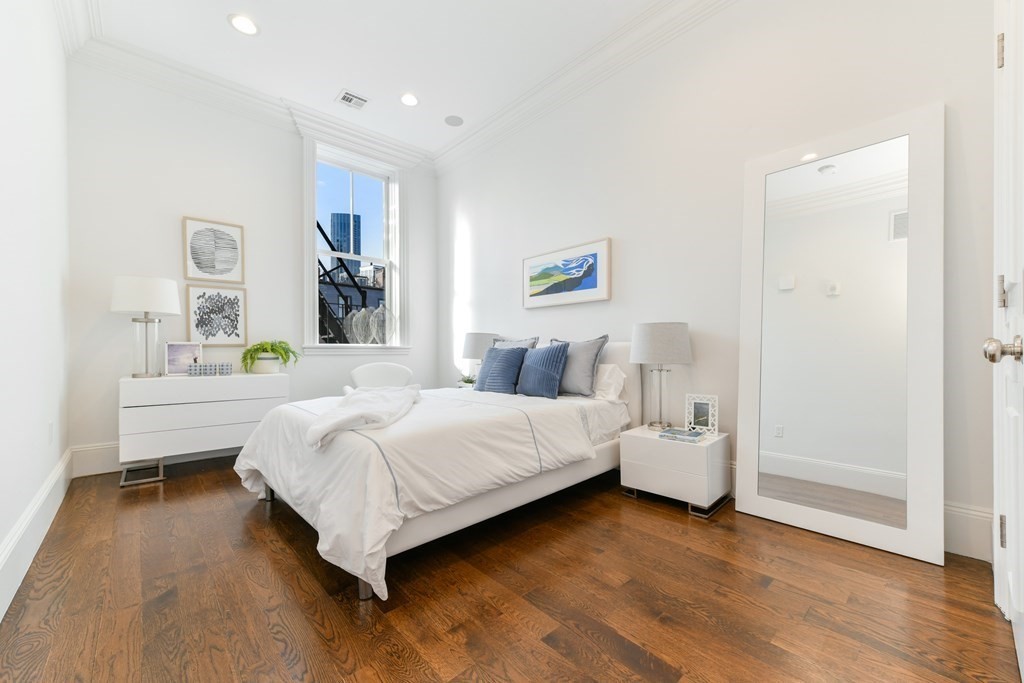 361 Beacon Street, Unit 3 Boston, MA 02116 - Photo 21 of 23 a bedroom with a bed table and a couch