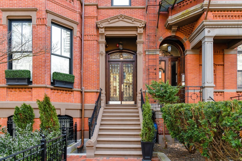 361 Beacon Street, Unit 3 Boston, MA 02116 - Photo 22 of 23 front view of a house with a porch