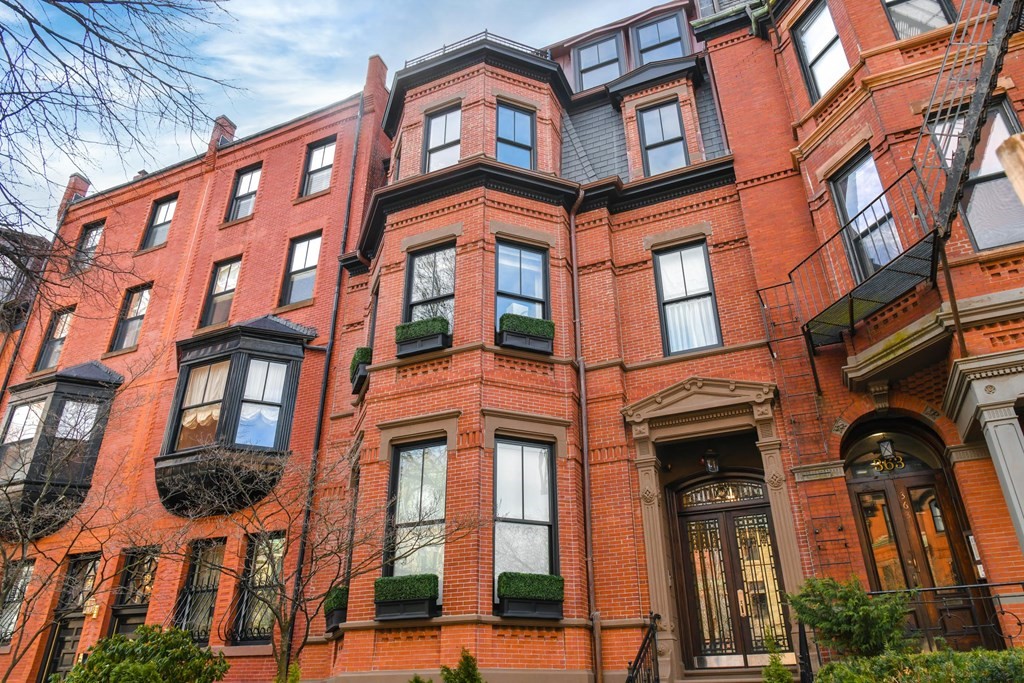 361 Beacon Street, Unit 3 Boston, MA 02116 - Photo 23 of 23 front view of a building