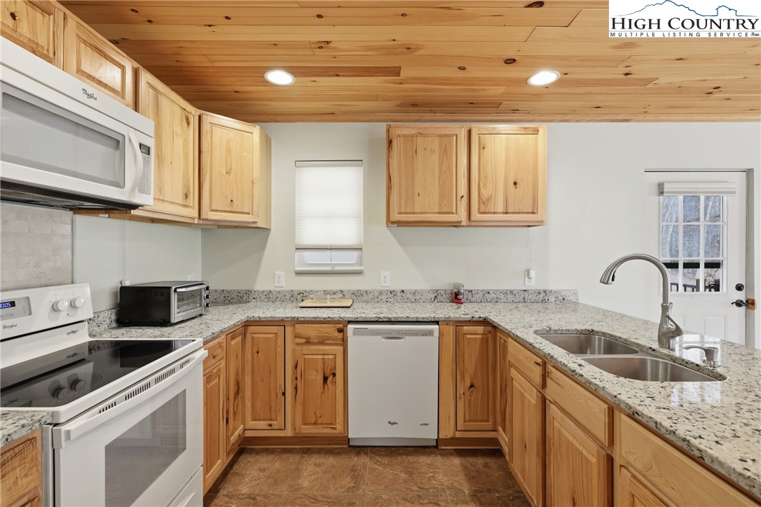 424 Mckinley Ridge Road Lansing, NC 28643 - Photo 3 of 32