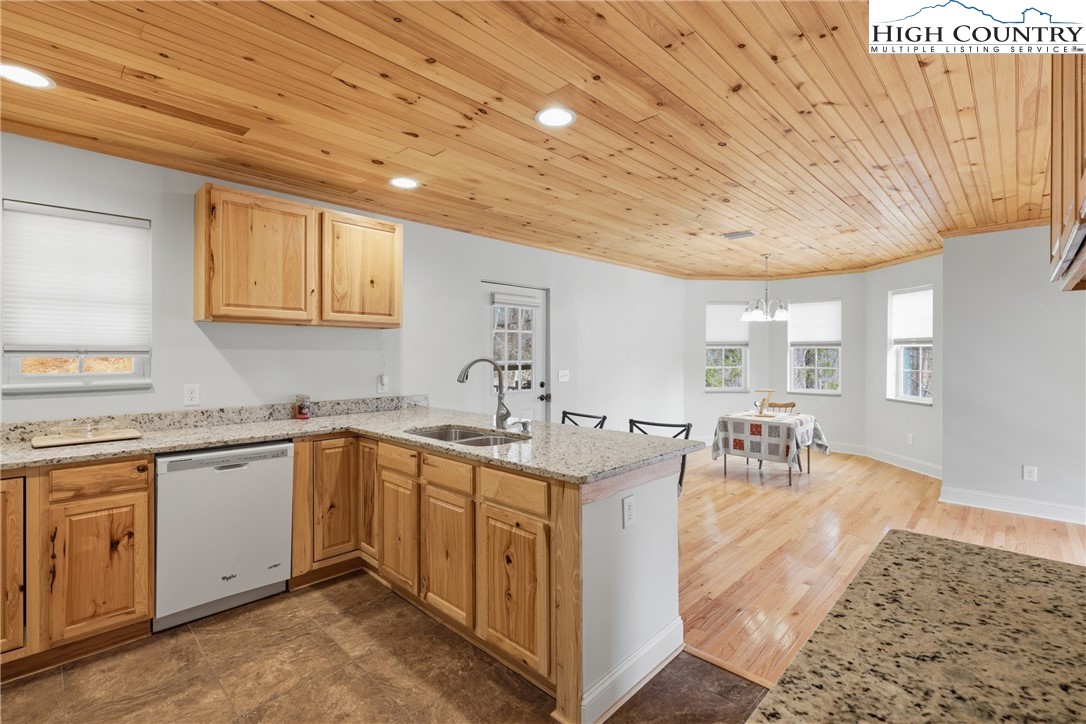 424 Mckinley Ridge Road Lansing, NC 28643 - Photo 4 of 32