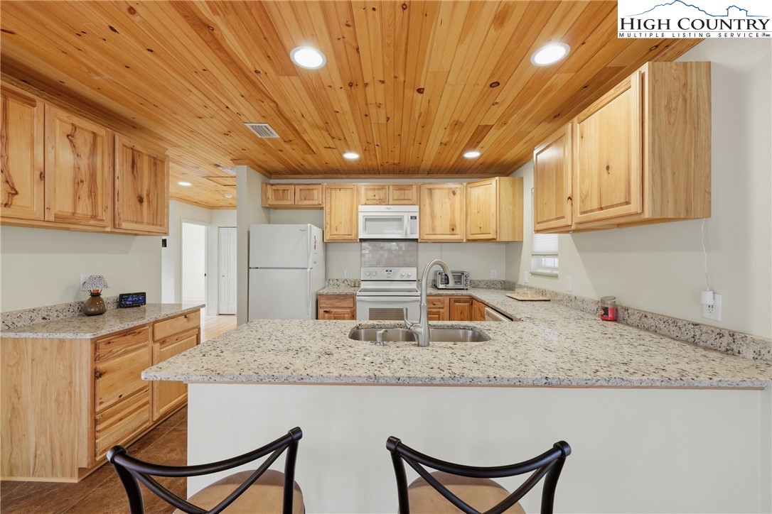 424 Mckinley Ridge Road Lansing, NC 28643 - Photo 8 of 32