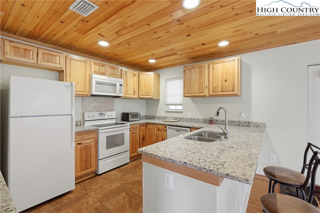 424 Mckinley Ridge Road Lansing, NC 28643 - Photo 9 of 32