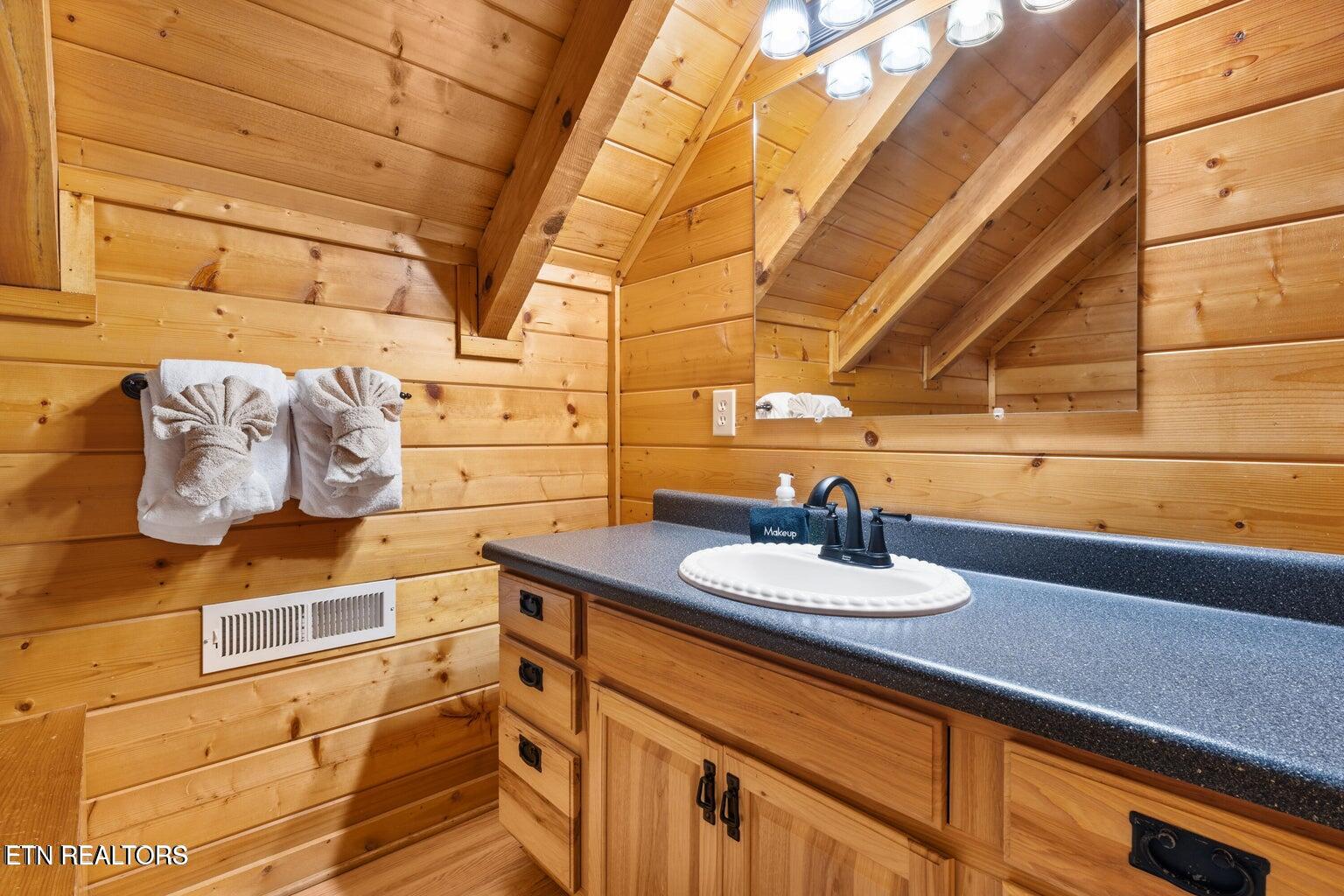 2217 Red Bud Road Sevierville, TN 37876 - Photo 31 of 46 2nd Floor Bath