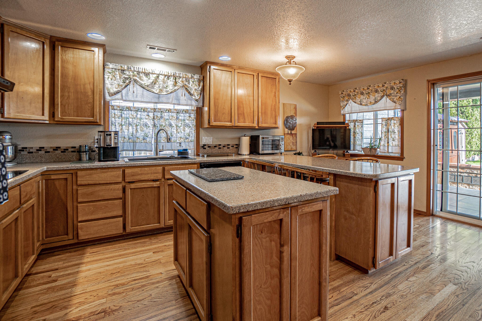 915 Amanda Way Central Point, OR 97502 - Photo 4 of 36 DSC03076-HDR