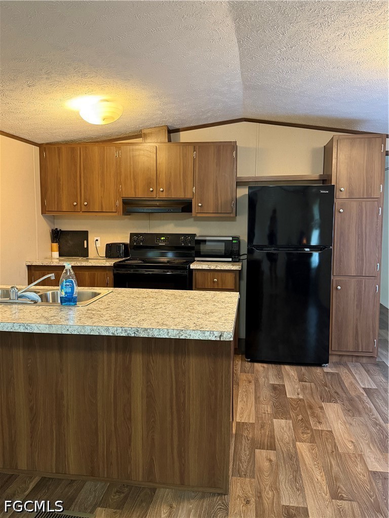 631 Stanton Street Clewiston, FL 33440 - Photo 10 of 24 a kitchen with stainless steel appliances a refrigerator and a stove