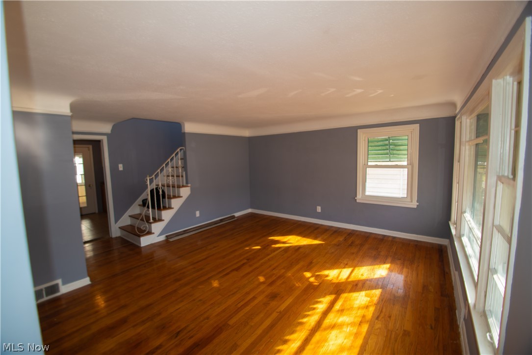 991 West Green Road Cleveland, OH 44121 - Photo 16 of 29 Livingroom