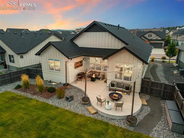 a view of a house with backyard