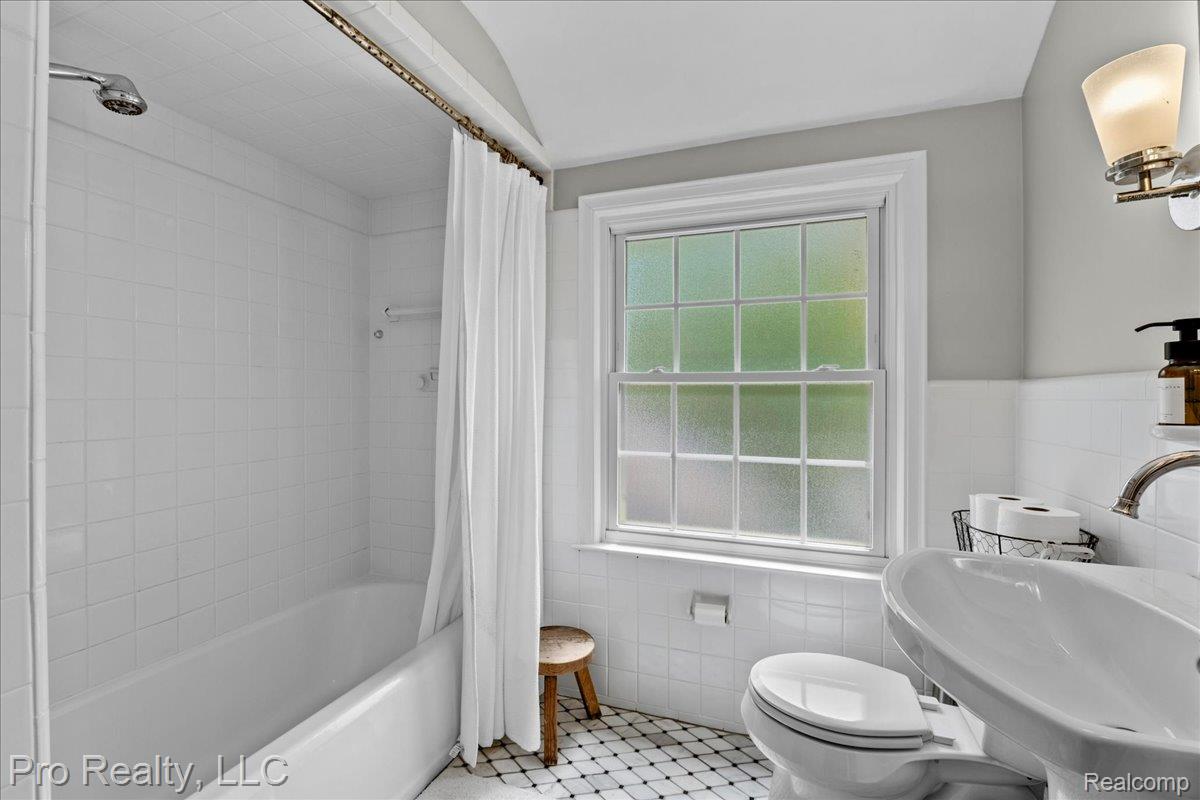 429 Roland Road Grosse Pointe, MI 48236 - Photo 18 of 34