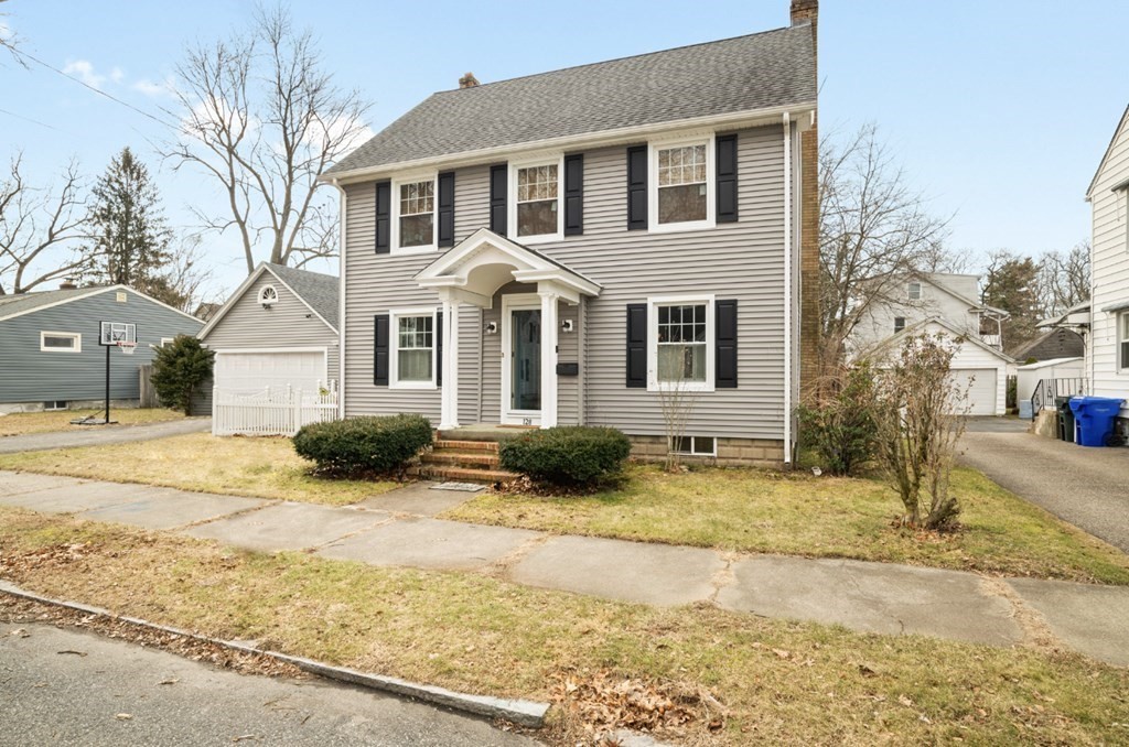 128 Shawmut Street Springfield, MA 01108 - Photo 2 of 39 a view of a yard in front of a house