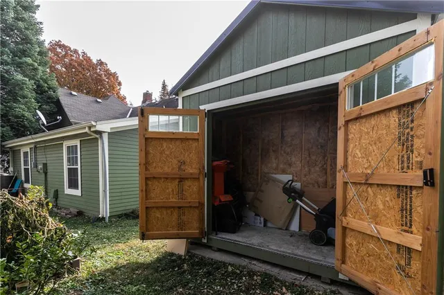 $358,900 | 402 North Leonard Street, Liberty, MO 64068