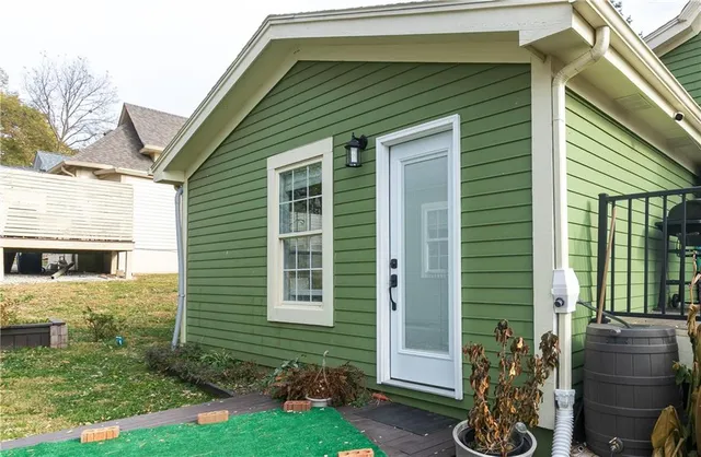 $358,900 | 402 North Leonard Street, Liberty, MO 64068