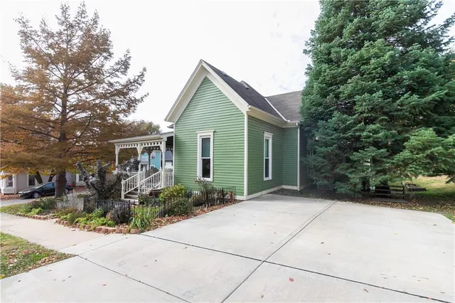 $358,900 | 402 North Leonard Street, Liberty, MO 64068